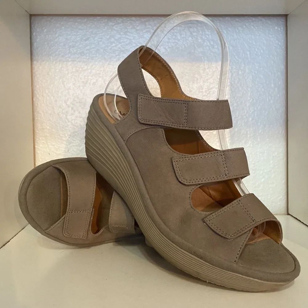 Clarks Collection Taupe Wedge Sandals Adjustable Walking Comfort Casual 7.5W